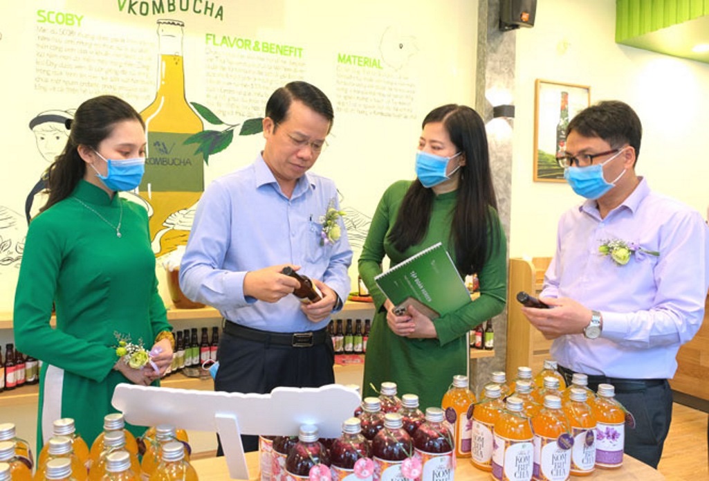 Phó Chủ tịch UBND tỉnh Thái Nguyên Dương Văn Lượng tham quan phòng trưng bày sản phẩm trà Vkombucha